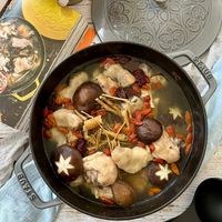 可能是火鍋、香菇、豆腐和顯示的文字是「 STAUB STAUB AΟ AU STAUB B 」的圖像