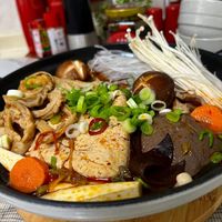 可能是豆腐、麵、香菇、拉麵和火鍋的圖像