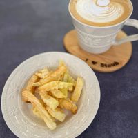 可能是咖啡、咖啡杯和麵包棒的圖像
