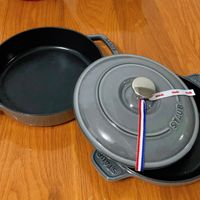 可能是顯示的文字是「 STAUB ਕমਹ amats staub STAUB 」的圖像