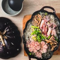 可能是麵、豆腐、香菇、火鍋和文字的圖像