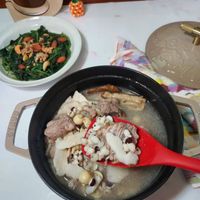 可能是火鍋、拉麵、粥和顯示的文字是「 STAUB 」的圖像