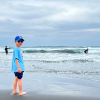 可能是小孩、水和海洋的圖像