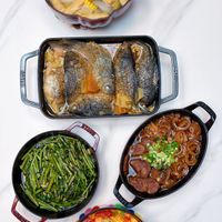 可能是鯷魚、炒飯、燉小牛膝和西班牙大鍋飯的圖像