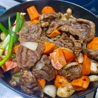 可能是肉排、快炒和燉小牛膝的圖像