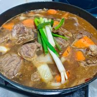 可能是肉排和燉小牛膝的圖像