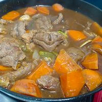 可能是燉小牛膝和肉排的圖像