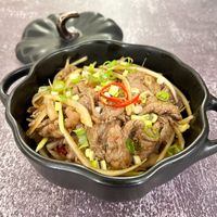 可能是肉排、拉麵、麵和文字的圖像