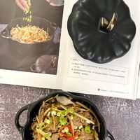 可能是炒飯、麵、香菇、炒麵和文字的圖像