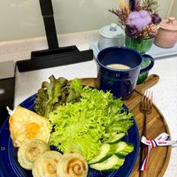可能是法式長棍麵包和肉餡餅的圖像