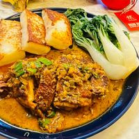 可能是炒麵、麵和燉小牛膝的圖像