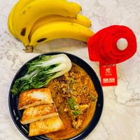 可能是炒麵、歐姆蛋和文字的圖像