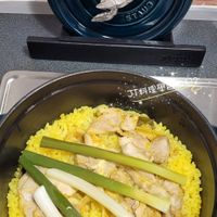 可能是炒飯、北非小米飯、印度香料飯、西班牙大鍋飯和顯示的文字是「 COCOTTE JT料理學色 ኒጫ 」的圖像