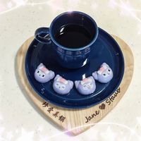 可能是咖啡杯和顯示的文字是「 ٢ の Stawo Staub Jane Jane 今愛美饌 2026.0 」的圖像