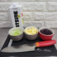 可能是豆腐、刀和顯示的文字是「 Oat M*Ik ATSIRE 公5盛 ช BuriMa Burisa ATSI A STANE η. Kitchen 」的圖像