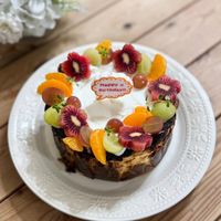 可能是‎戚風蛋糕和‎顯示的文字是「 ‎Happy Birthday!i, سن 米‎」‎‎ 的圖像
