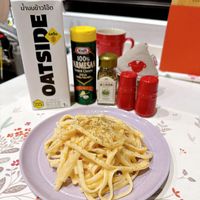 可能是義大利麵和顯示的文字是「茶 개품 น้ำนมข้าวโอ๊ต ข้าวโอ๊ต RS OATSIDE รสจิด Kraft 100% ARMESA ated Chee Snee yPrAи 56.9 SOS 真大料春料 STAUE AUs ろたんん」的圖像
