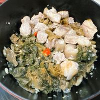 可能是綠葉甘藍、豆腐和燉小牛膝的圖像