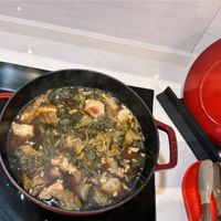 可能是燉小牛膝和綠葉甘藍的圖像