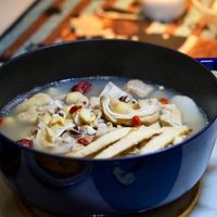 可能是香菇、豆腐、火鍋和義大利麵的圖像