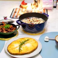 可能是牧羊人派、肉餡餅、豆腐和水果塔的圖像