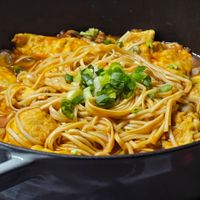 可能是義大利麵、炒麵和麵的圖像