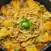 可能是豆腐、拉麵、麵、義大利麵、炒麵和顯示的文字是「 STAUB ย STAUB fendis fenatskitchen kitchen 」的圖像