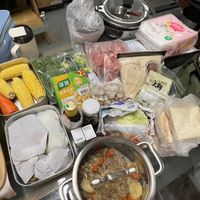 可能是起司火鍋、火鍋、豆腐和顯示的文字是「 qp 康寶 Bes F00 2 CuN 」的圖像