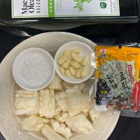 可能是‎豆腐和‎顯示的文字是「 ‎Maestro Oleario SELECTION ORGANIC ANIC VIRGIN EXTRAVIRGIN EXTRA OIL OLIVEOIL م papeTxa (۷) כסוק poo- ZO ลมว ፀሉ3 ר'סטר) FF 8.20 रট SNEO 肉 402 តា្នក‎ 」‎‎ 的圖像