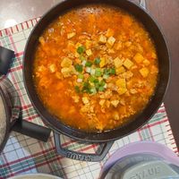 可能是火鍋、豆腐和顯示的文字是「 STAUB O SRADO STAUB STAUB 」的圖像
