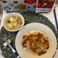 可能是印度香料飯、麵、拉麵、炒飯、義大利麵、炒麵、豆腐和文字的圖像