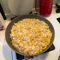可能是炒飯、西班牙大鍋飯和印度香料飯的圖像