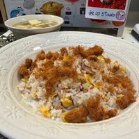 可能是炒飯、北非小米飯、豆腐、印度香料飯和顯示的文字是「 stauh staub 國 秋 双eStaub 救 ٥ Staub 」的圖像