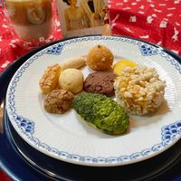 可能是椰子馬卡龍、燕麥餅乾和炸丸子的圖像