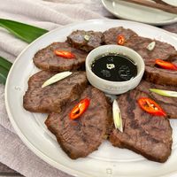 可能是肉排和文字的圖像