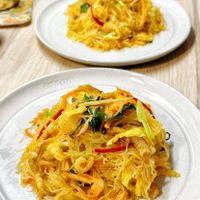 可能是義大利麵、麵和炒麵的圖像