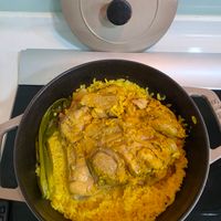 可能是印度香料飯、北非小米飯和燉小牛膝的圖像