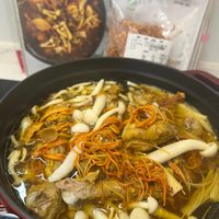 可能是拉麵、火鍋、麵、香菇和文字的圖像