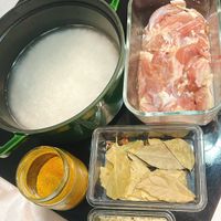 可能是麵、粥和顯示的文字是「 STAUB 」的圖像