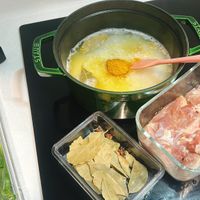 可能是火鍋、豆腐和顯示的文字是「 STAUB STAUR STAUB 」的圖像