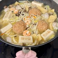 可能是拉麵、豆腐、火鍋和文字的圖像