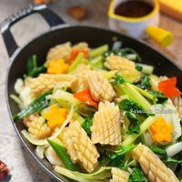 可能是義大利麵、炒麵、豆腐和拉麵的圖像