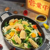可能是火鍋、拉麵、炒麵和豆腐的圖像
