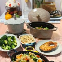 可能是義大利麵和顯示的文字是「 Rebecca's Rebecca'sHedonism He 1e Re Hedonism 」的圖像