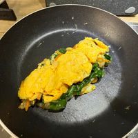 可能是歐姆蛋和莙薘菜的圖像