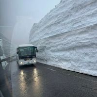 可能是除雪機和滑雪坡的圖像