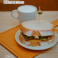 可能是漢堡、雞肉三明治、總匯三明治和顯示的文字是「鮮乳 鮮乳 醫燒牛酸種三明治 燒牛酸種三明治 C... May 06 」的圖像