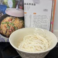 可能是麵、炒麵、拉麵和文字的圖像