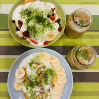 可能是甜點、水波蛋和草莓的圖像