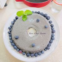 可能是戚風蛋糕和顯示的文字是「 Coco Love Cuisine 」的圖像